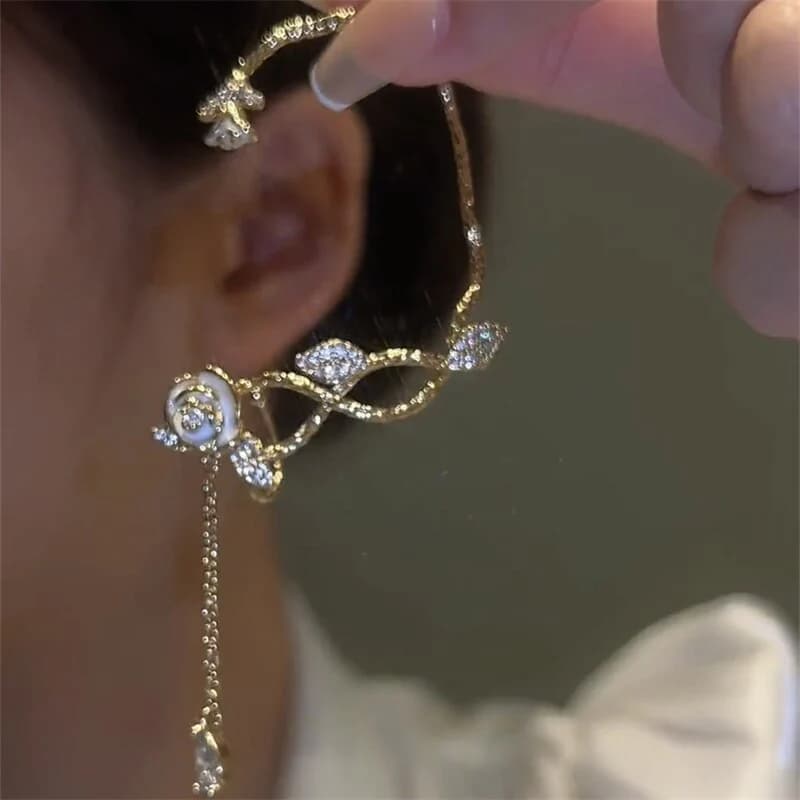 Elegant Vintage Vibes Ear Clip | Stylish Retro Clip-On Earrings for Women